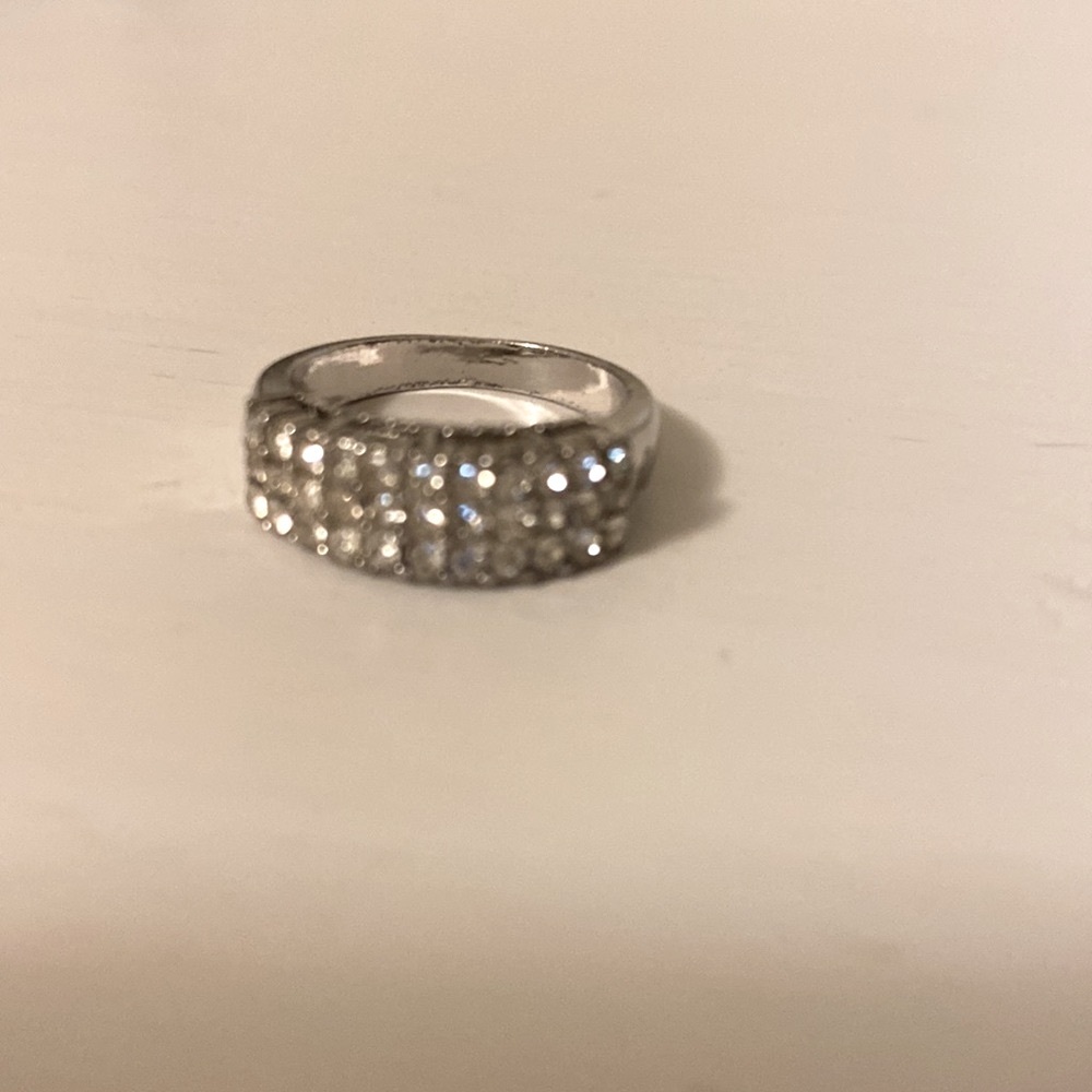 Silver ring with white zircon stones
So fancy 😍
